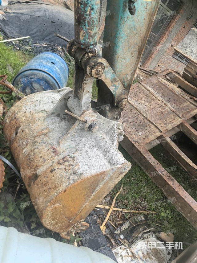 鏟斗右后整體(工作和回轉(zhuǎn)裝置) 鏟斗右后整體(工作和回轉(zhuǎn)裝置)