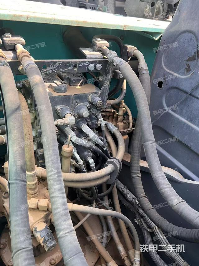 回轉(zhuǎn)馬達(dá)和主控閥（整機(jī)外觀）