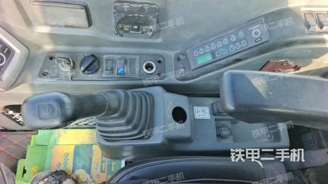 座椅右側(cè)控制臺/鑰匙門/油門/含右手柄(駕駛室部分) 座椅右側(cè)控制臺/鑰匙門/油門/含右手柄(駕駛室部分)