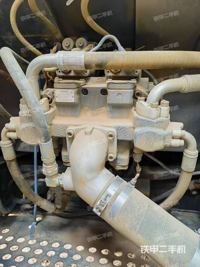 液压泵舱室正面整体（整机外观）