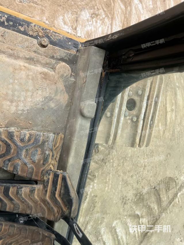 行走控制手柄和踏板?俯拍(駕駛室部分) 行走控制手柄和踏板?俯拍(駕駛室部分)