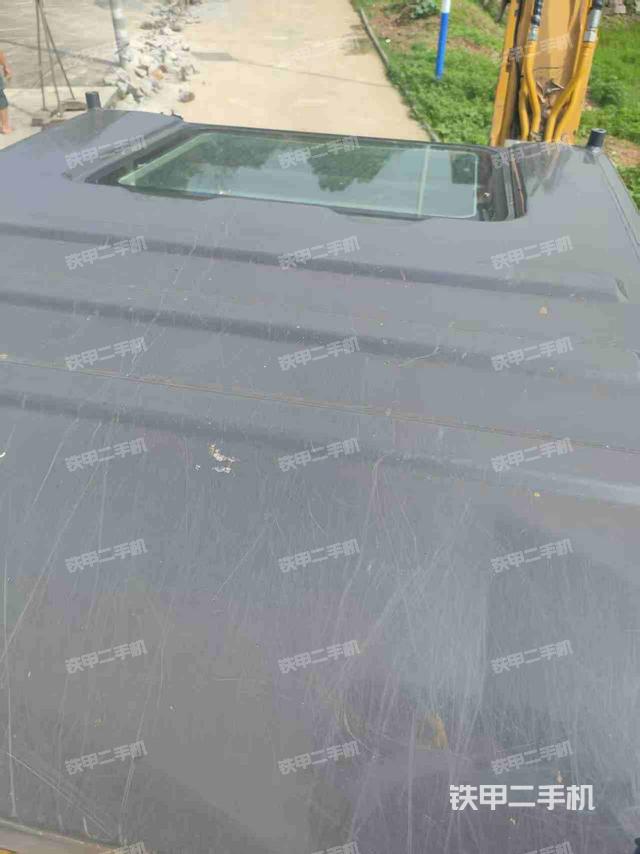 駕駛室頂部(整機(jī)外觀) 駕駛室頂部(整機(jī)外觀)