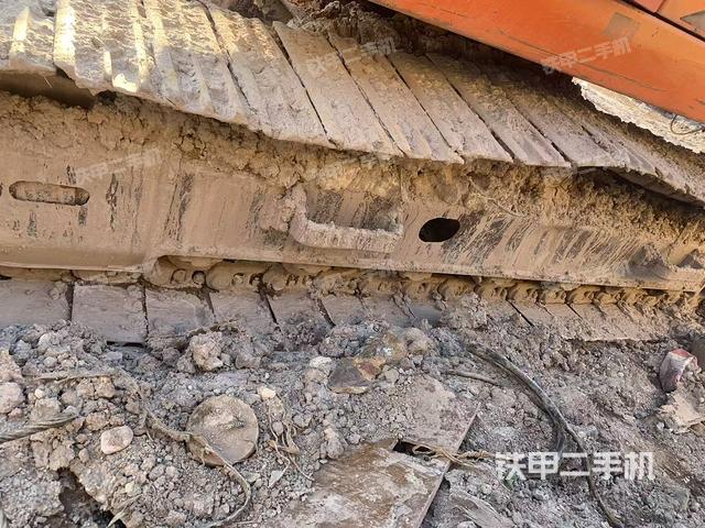 單側(cè)履帶整體(整機(jī)外觀) 單側(cè)履帶整體(整機(jī)外觀)