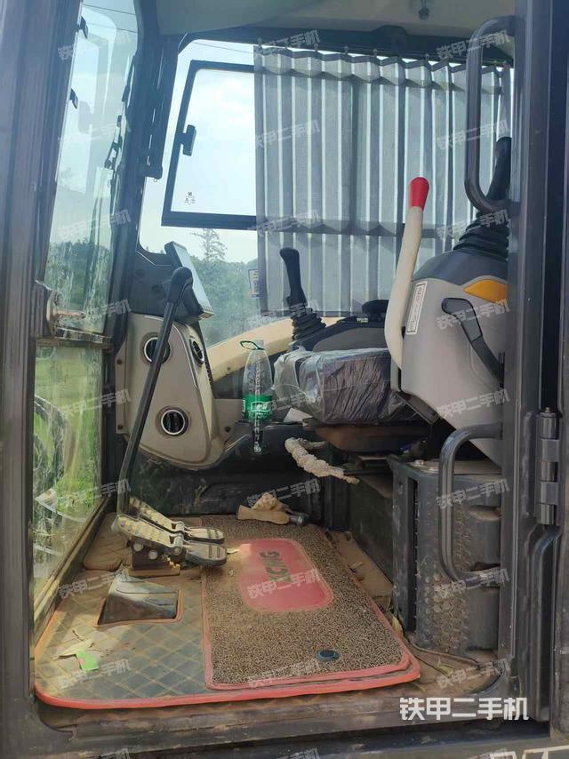 駕駛室整體(整機(jī)外觀) 駕駛室整體(整機(jī)外觀)