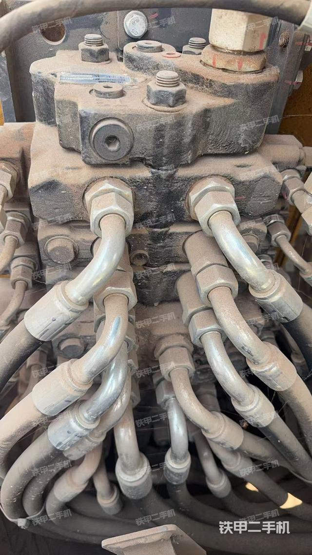 回轉(zhuǎn)馬達(dá)和主控閥(整機(jī)外觀) 回轉(zhuǎn)馬達(dá)和主控閥(整機(jī)外觀)