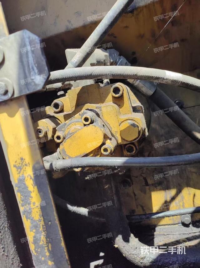 液壓泵艙室正面整體(整機外觀) 液壓泵艙室正面整體(整機外觀)