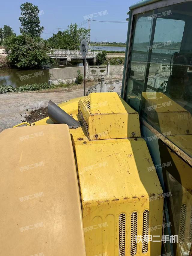 回轉(zhuǎn)馬達(dá)和主控閥(整機(jī)外觀) 回轉(zhuǎn)馬達(dá)和主控閥(整機(jī)外觀)