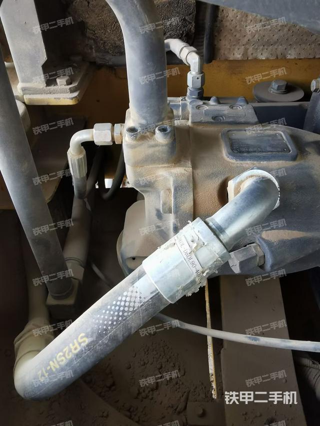 液压泵舱室正面整体(整机外观) 液压泵舱室正面整体(整机外观)