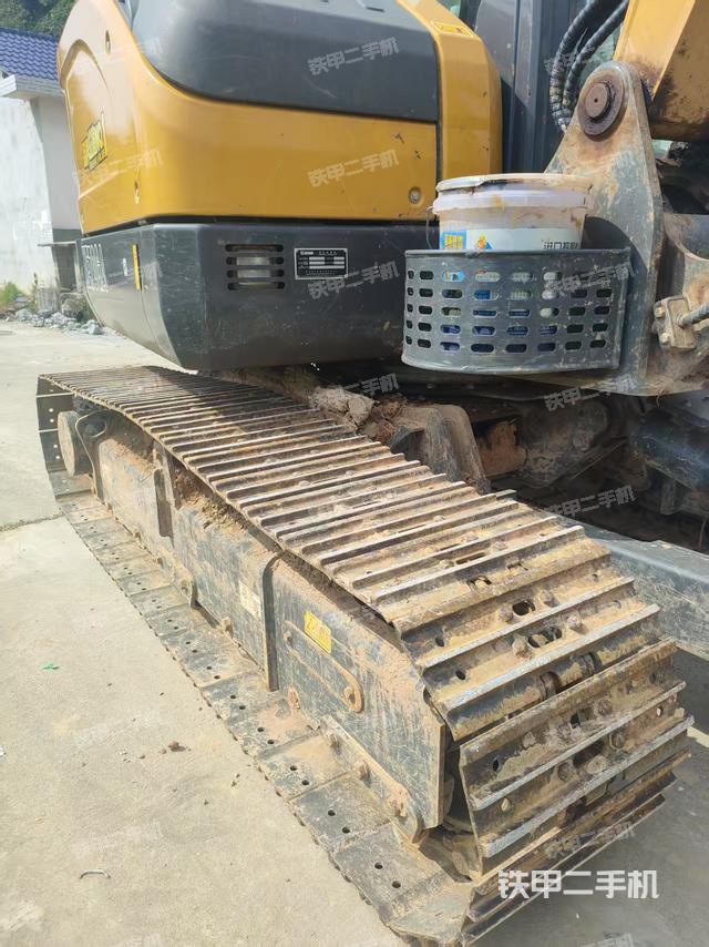 單側(cè)履帶整體(整機(jī)外觀) 單側(cè)履帶整體(整機(jī)外觀)