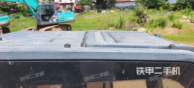 駕駛室頂部(整機(jī)外觀) 駕駛室頂部(整機(jī)外觀)