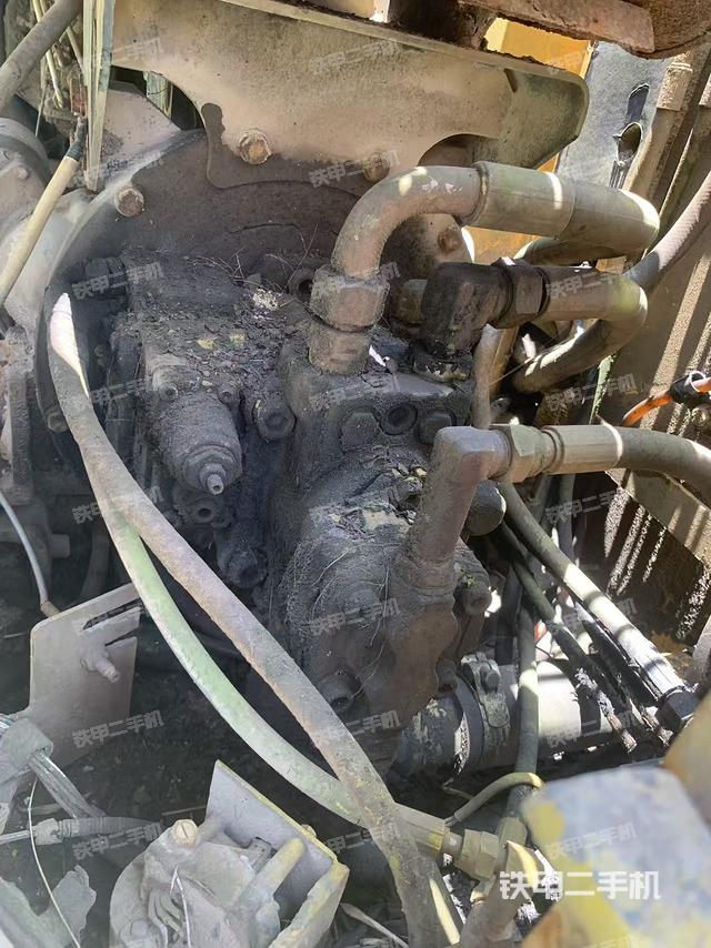 液壓泵艙室正面整體(整機(jī)外觀) 液壓泵艙室正面整體(整機(jī)外觀)