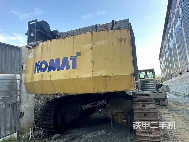 駕駛室頂部(整機(jī)外觀) 駕駛室頂部(整機(jī)外觀)