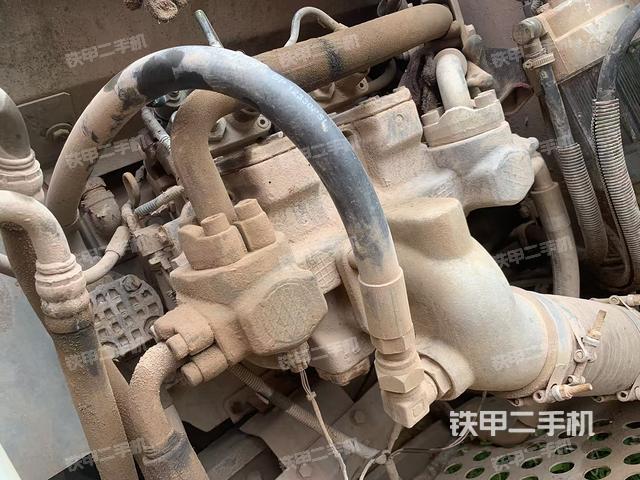 液壓泵艙室正面整體(整機外觀) 液壓泵艙室正面整體(整機外觀)