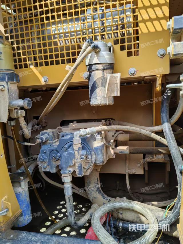 液壓泵艙室正面整體(整機(jī)外觀) 液壓泵艙室正面整體(整機(jī)外觀)
