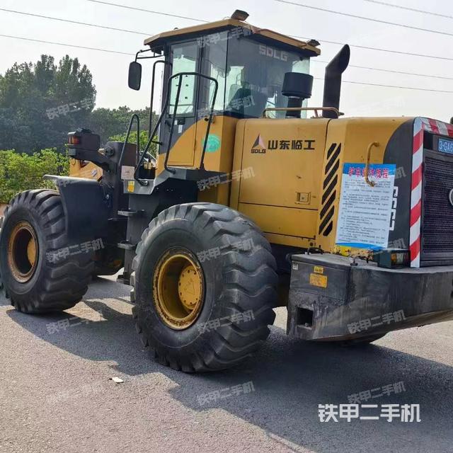 駕駛室工作臺(整機(jī)外觀及大件) 駕駛室工作臺(整機(jī)外觀及大件)