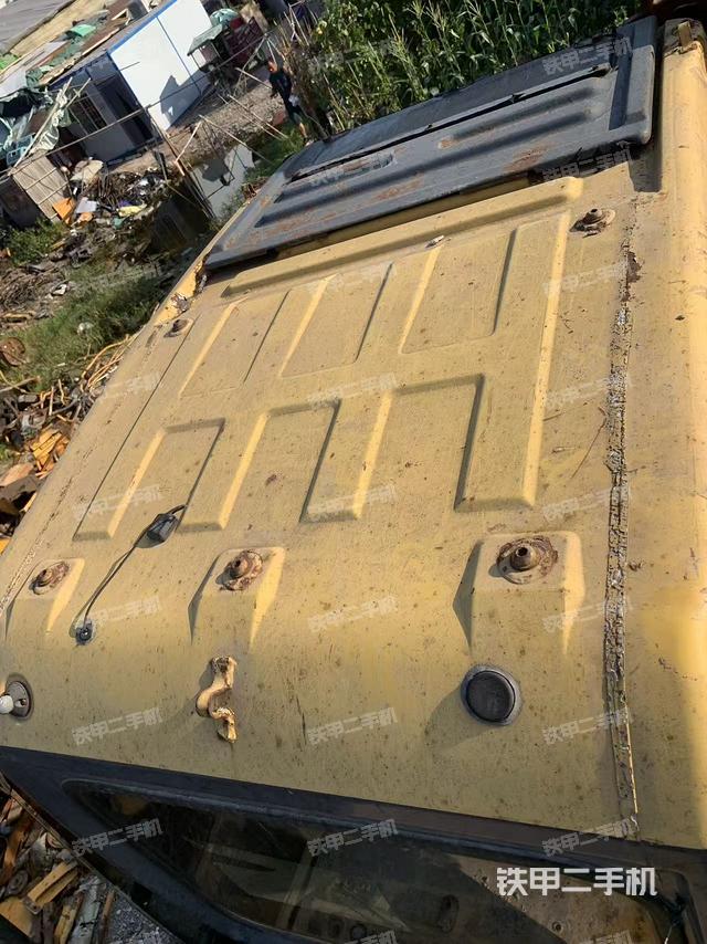 駕駛室頂部(整機(jī)外觀) 駕駛室頂部(整機(jī)外觀)