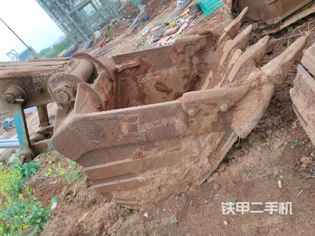 鏟斗右后整體(工作和回轉(zhuǎn)裝置) 鏟斗右后整體(工作和回轉(zhuǎn)裝置)