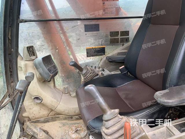 駕駛室整體(整機外觀) 駕駛室整體(整機外觀)