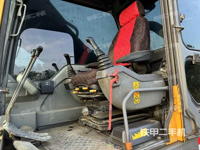 驾驶室整体(整机外观) 驾驶室整体(整机外观)