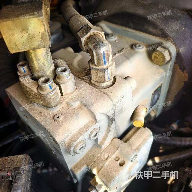 液壓泵艙室正面整體(整機外觀) 液壓泵艙室正面整體(整機外觀)