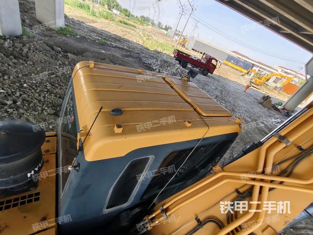 驾驶室顶部(整机外观) 驾驶室顶部(整机外观)