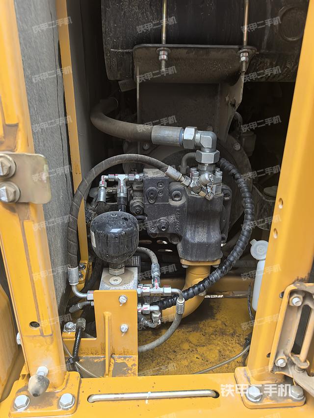 液压泵舱室正面整体（整机外观）