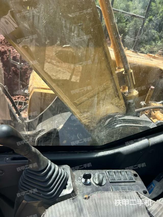 座椅右侧控制台/钥匙门/油门/含右手柄(驾驶室部分) 座椅右侧控制台/钥匙门/油门/含右手柄(驾驶室部分)