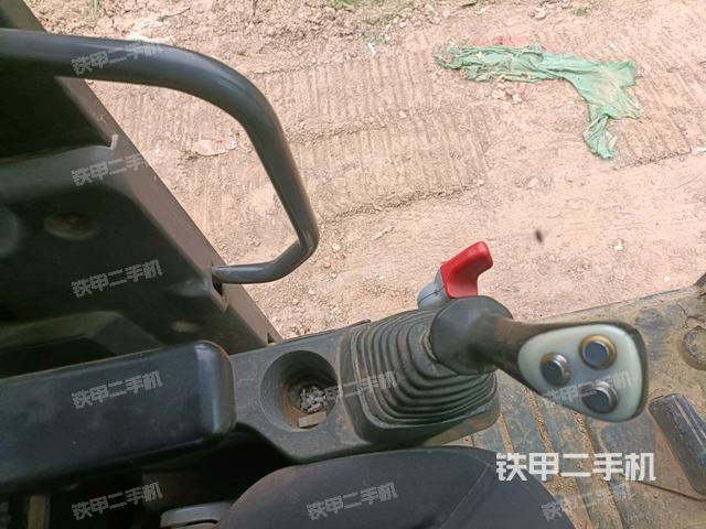 座椅左侧控制台/音响/含左手柄(驾驶室部分) 座椅左侧控制台/音响/含左手柄(驾驶室部分)