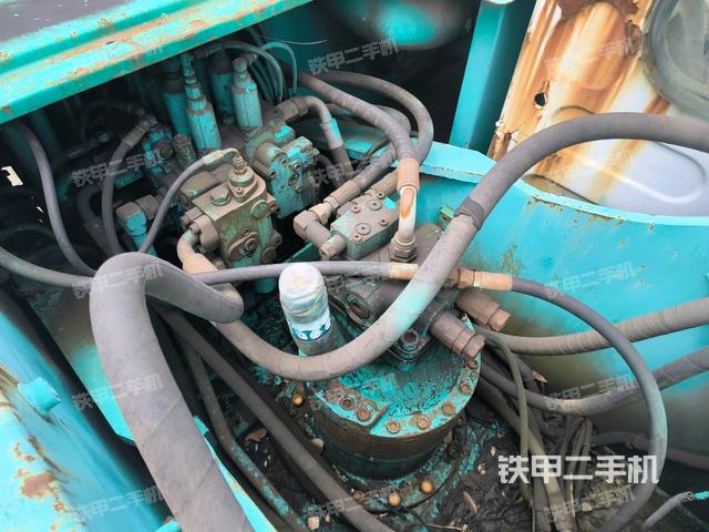 回轉(zhuǎn)馬達(dá)和主控閥(整機(jī)外觀) 回轉(zhuǎn)馬達(dá)和主控閥(整機(jī)外觀)