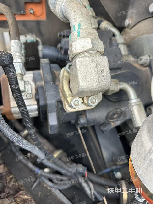 液壓泵艙室正面整體(整機(jī)外觀) 液壓泵艙室正面整體(整機(jī)外觀)