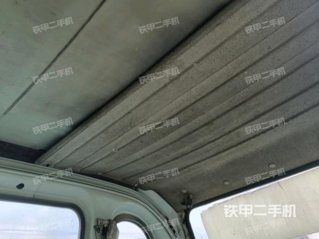 駕駛室頂部(整機(jī)外觀) 駕駛室頂部(整機(jī)外觀)