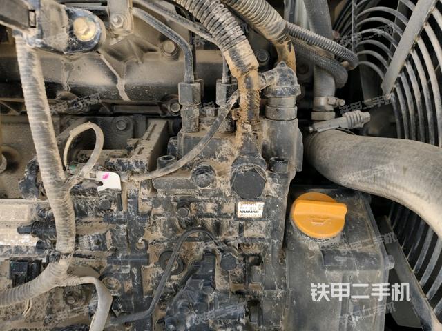 回轉(zhuǎn)馬達(dá)和主控閥(整機(jī)外觀) 回轉(zhuǎn)馬達(dá)和主控閥(整機(jī)外觀)