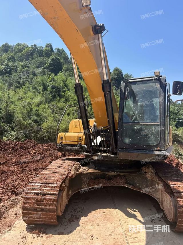 大臂油缸整体 竖拍(工作和回转装置) 大臂油缸整体 竖拍(工作和回转装置)