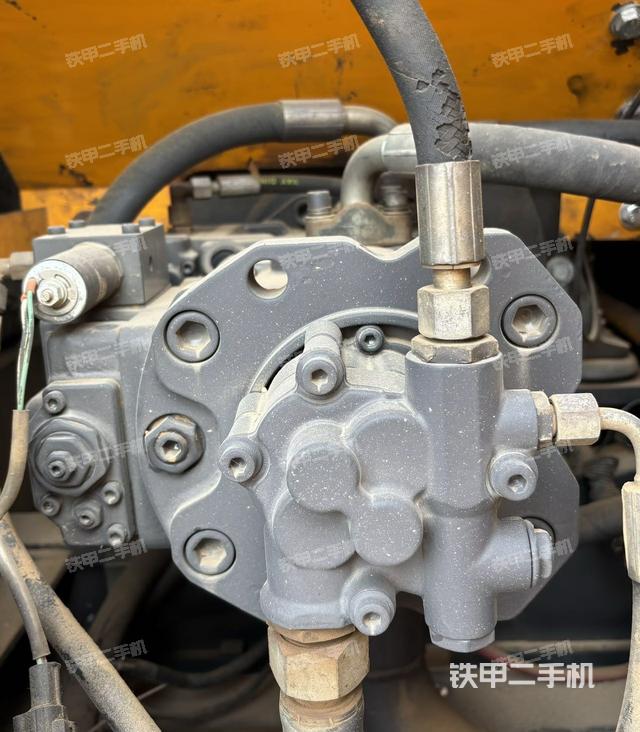 液壓泵艙室正面整體(整機外觀) 液壓泵艙室正面整體(整機外觀)
