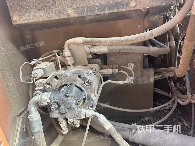 液压泵舱室正面整体（整机外观）