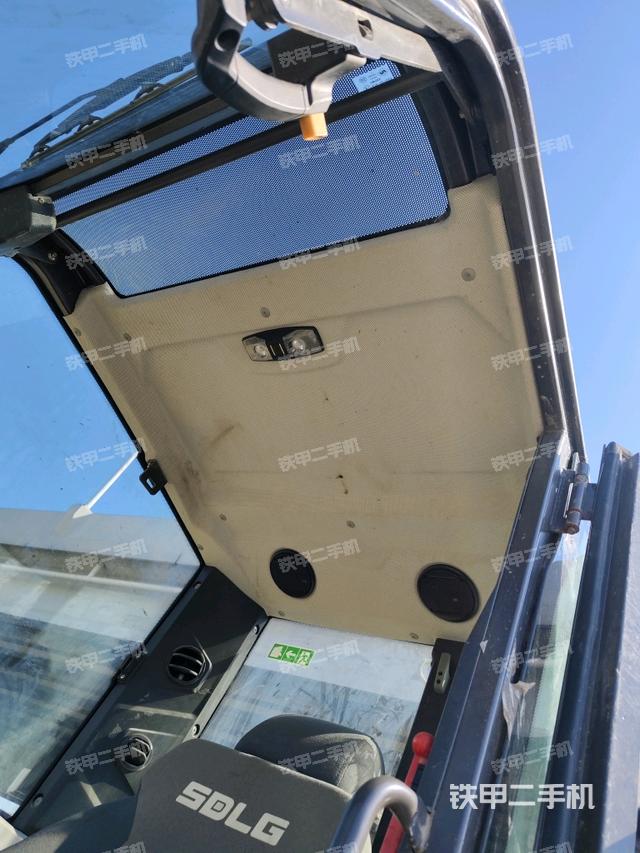 駕駛室頂部(整機(jī)外觀) 駕駛室頂部(整機(jī)外觀)