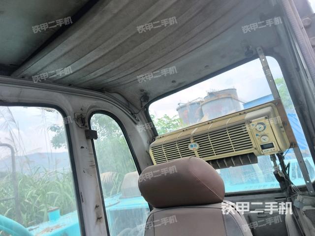 行走控制手柄和踏板?俯拍(駕駛室部分) 行走控制手柄和踏板?俯拍(駕駛室部分)