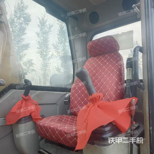 駕駛室頂部(整機(jī)外觀) 駕駛室頂部(整機(jī)外觀)