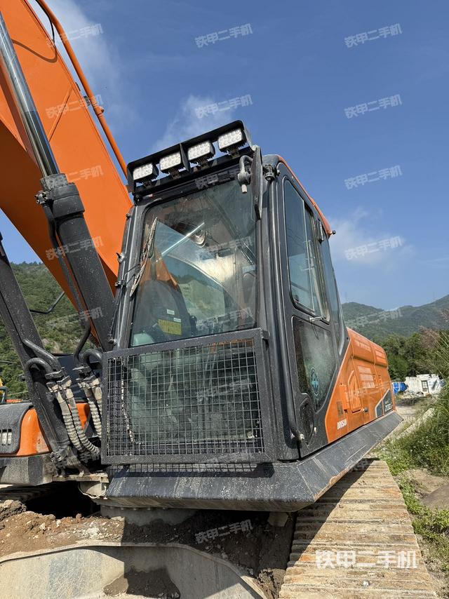 駕駛室整體(整機外觀) 駕駛室整體(整機外觀)