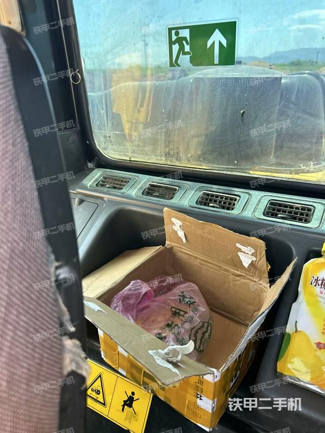 后窗玻璃角標(駕駛室部分) 后窗玻璃角標(駕駛室部分)