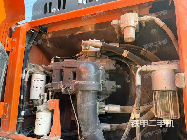 液壓泵艙室正面整體(整機外觀) 液壓泵艙室正面整體(整機外觀)