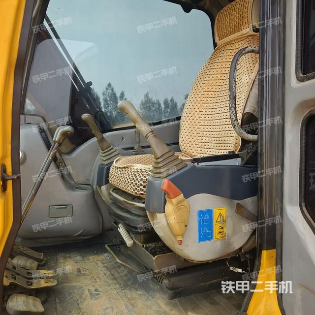 駕駛室頂部(整機外觀) 駕駛室頂部(整機外觀)