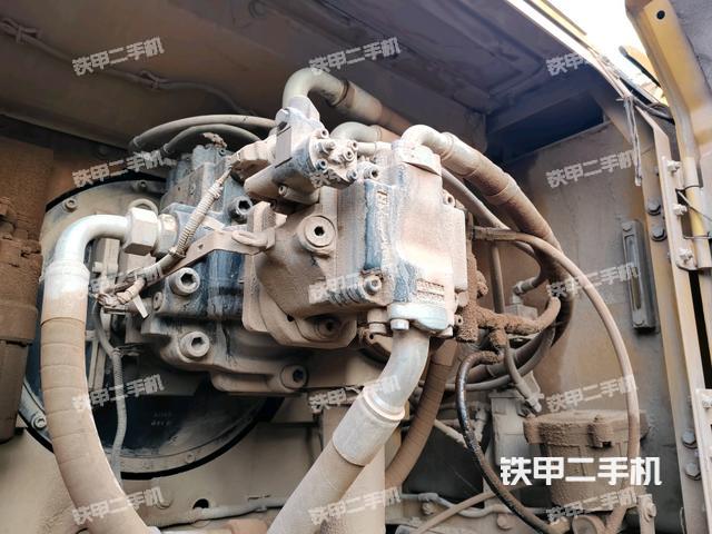 液压泵舱室正面整体（整机外观）