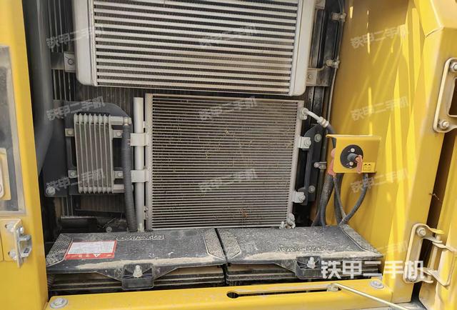 回转马达和主控阀(整机外观) 回转马达和主控阀(整机外观)