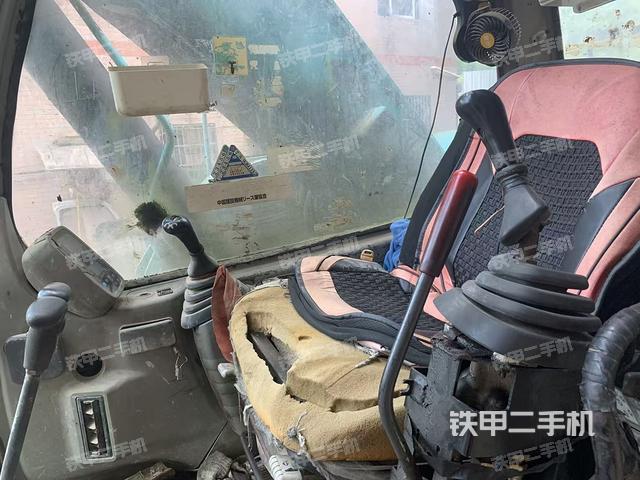 駕駛室整體(整機(jī)外觀) 駕駛室整體(整機(jī)外觀)