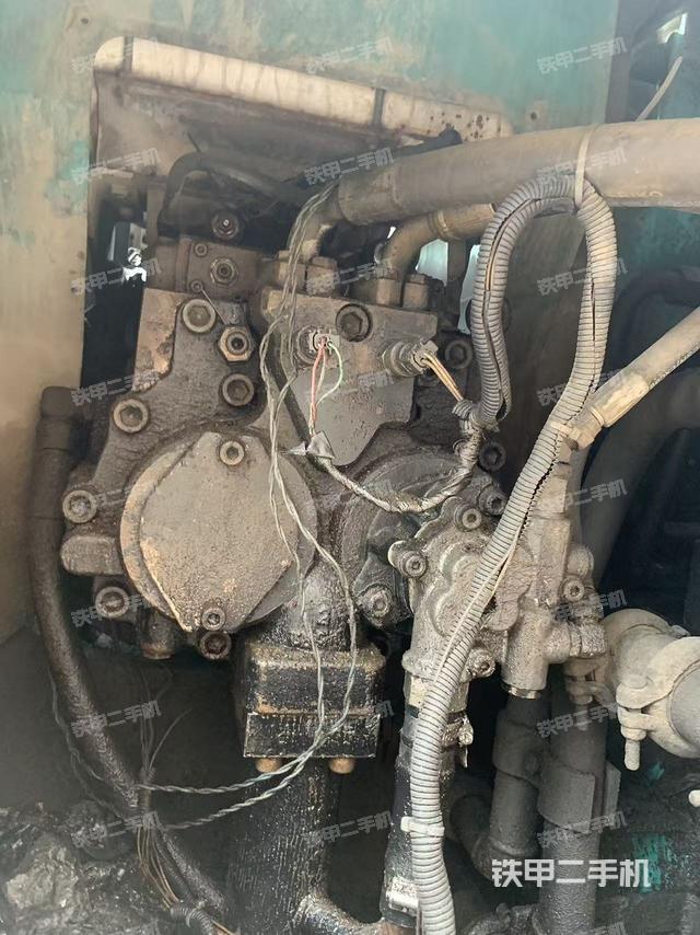 液壓泵艙室正面整體(整機(jī)外觀) 液壓泵艙室正面整體(整機(jī)外觀)