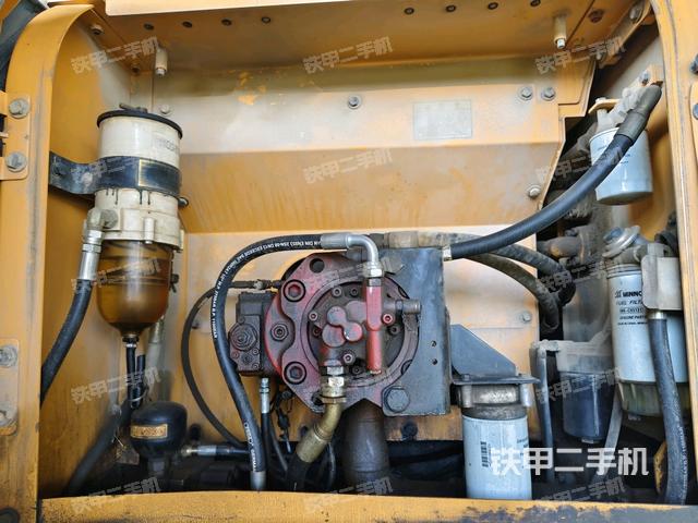 液压泵舱室正面整体(整机外观) 液压泵舱室正面整体(整机外观)