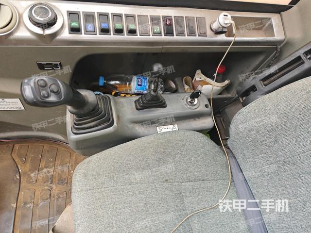 座椅右側(cè)控制臺/鑰匙門/油門/含右手柄(駕駛室部分) 座椅右側(cè)控制臺/鑰匙門/油門/含右手柄(駕駛室部分)
