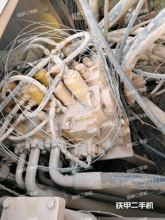 回转马达和主控阀（整机外观）