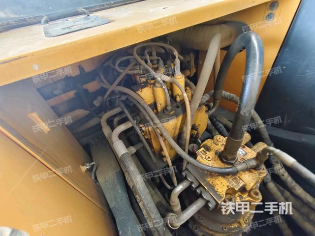 回转马达和主控阀(整机外观) 回转马达和主控阀(整机外观)